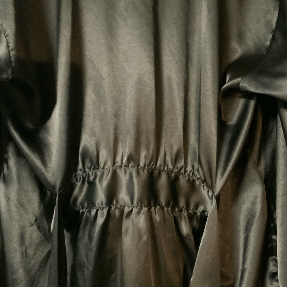 Victoria’s Secret Black Satin Women's Short Kimono Robe - Picture 3 of 3
